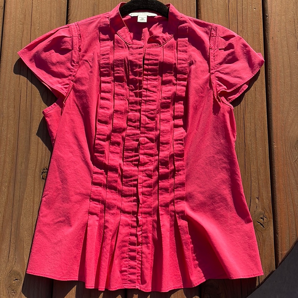 Banana Republic pink hidden button shirt. Great with dress pants or a skirt. XS
